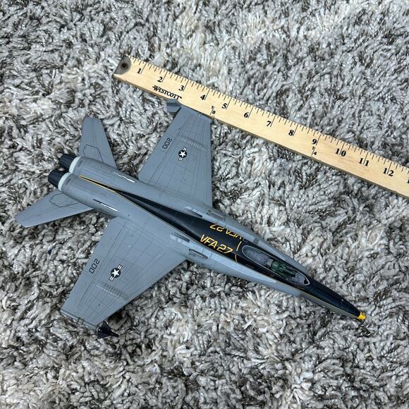 READ Diecast F/A-18E Super Hornet VFA-27 "Royal Maces" jet fighter model - Picture 10 of 10